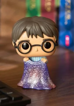 POP! Harry Potter: Harry W/ Invisibility Cloak Vinyl Figure